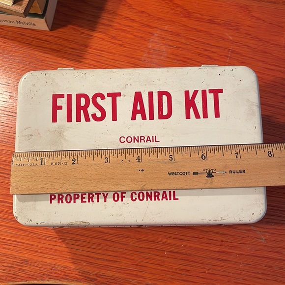 Vintage Metal First Aid Kit Conrail - Picture 10 of 12